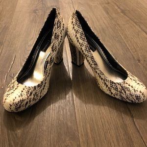 Vince Camuto snakeskin round heels Like New 6 1/2